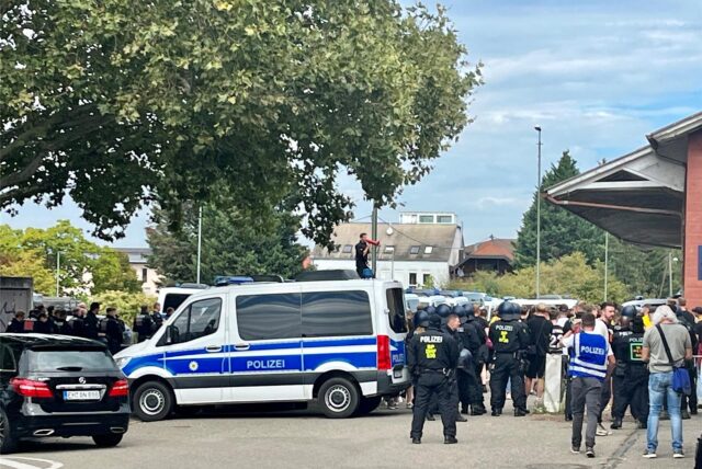 Bundes- und Landespolizei führten am Bahnhof Herbolzheim im Breisgau identifizierende Maßnahmen gegenüber BVB-Fans durch.