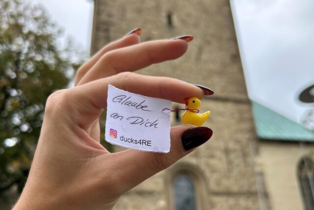 Eine kleine Plastik-Ente mit der Aufschrift „Glaube an dich“ wurde in der Altstadt von Recklinghausen gefunden.