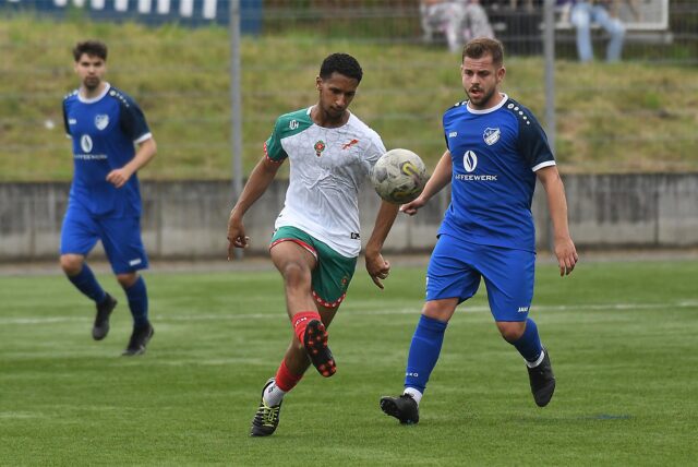 Ein Spieler des FC Marokko Herne schießt den Ball.
