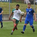 Ein Spieler des FC Marokko Herne schießt den Ball.