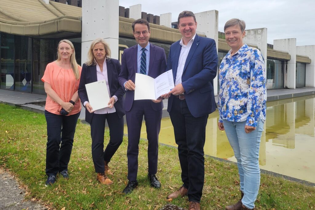 Bei der Bescheidübergabe (v.l.n.r.): Beate Kruck (Bereichsleiterin Schule), Regina Kleff (Beigeordnete für Soziales, Schule und Jugend), Andreas Bothe (Regierungspräsident Münster), Rajko Kravanja (Bürgermeister Castrop-Rauxel) und Katrin Funke (Stellv. Bereichsleiterin Stadtentwicklung und Statistik)