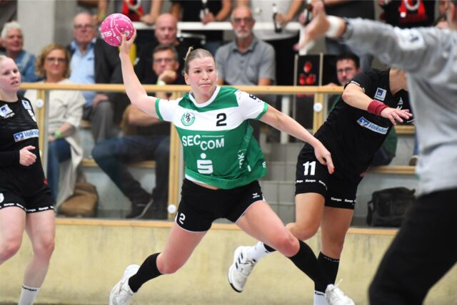 Leonie Schmidhuber (PSV Recklinghausen) beim Torwurf.