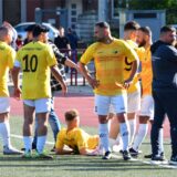 Die Spieler schauen sich an.