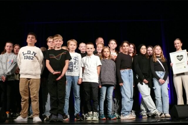 Das Kinder- und Jugendparlament Datteln steht auf der Bühne der Stadthalle. Die Schüler erhielten die Auszeichnung „Junges Ehrenamt“.