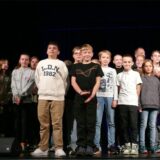 Das Kinder- und Jugendparlament Datteln steht auf der Bühne der Stadthalle. Die Schüler erhielten die Auszeichnung „Junges Ehrenamt“.