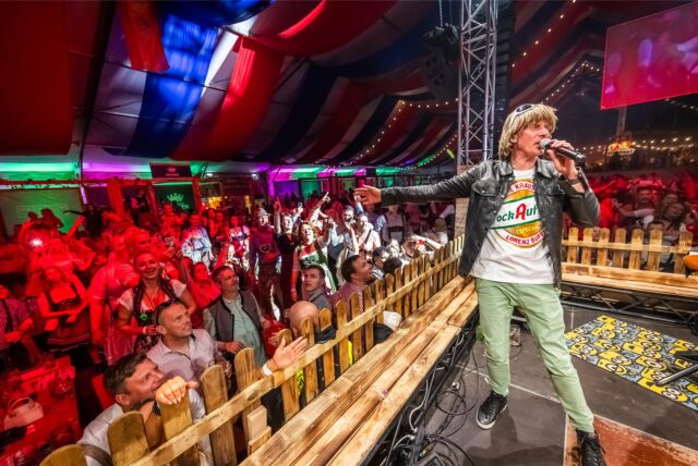 Mickie Krause auf der Bühne im Zelt des Oktoberfestes in Dortmund