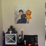 An dieser Wand und in vielen anderen Bereichen der Wohnung erinnern Bilder an Elias, der auch nach seinem Tod weiterhin ein Teil der Familie bleibt.