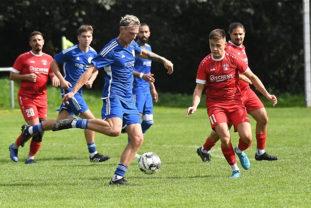 Ein Spieler holt aus zum Schuss.