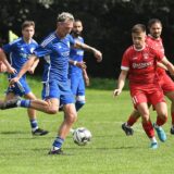 Ein Spieler holt aus zum Schuss.