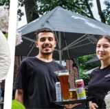 Phil (links) von der Weinbar Weingrün im Dortmunder Unionviertel spricht über die gemeinsamen Pläne mit dem BierCafé West (rechts) für einen kleinen Weihnachtsmarkt im Westpark.