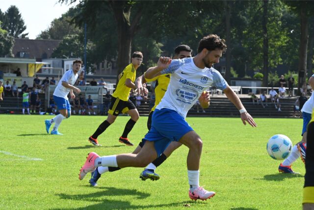 Emirhan Catakli im Zweikampf um den Ball.