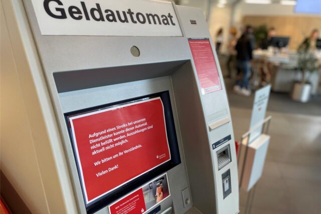 Geldautomat in der Sparkassen-Filiale in Dortmund-Kirchlinde funktioniert nicht. Ein Zettel informiert, warum: Der Dienstleister streikt.