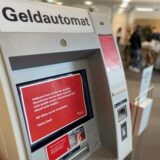 Geldautomat in der Sparkassen-Filiale in Dortmund-Kirchlinde funktioniert nicht. Ein Zettel informiert, warum: Der Dienstleister streikt.