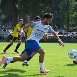 Emirhan Catakli im Zweikampf um den Ball.
