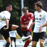 Justin Gruber kämpft mit zwei Spielern der Spielvereinigung Erkenschwick um den Ball.