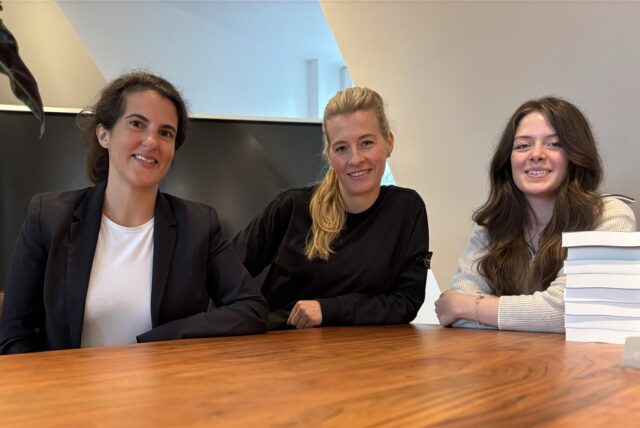 Die drei Steuerberaterinnen in ihrem Büro in Dortmund (von links nach rechts): Franziska Beschorner, Helen Dieckhöfer und Sarah Klinkhammer.