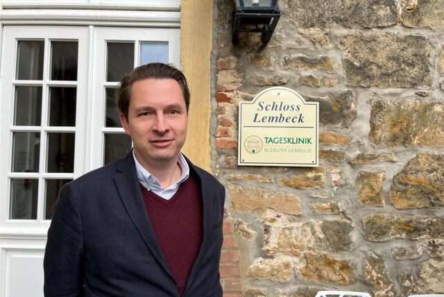 Geschäftsführer Timo Welling steht vor der Tagesklinik im Schloss Lembeck.