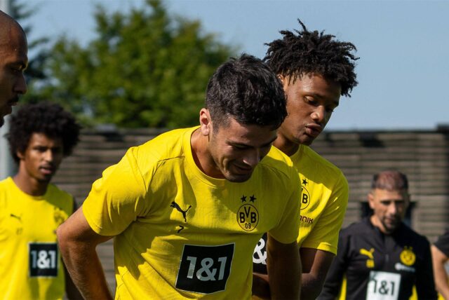 Julien Duranville im Zweikampf mit Giovanni Reyna.