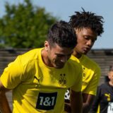 Julien Duranville im Zweikampf mit Giovanni Reyna.