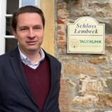 Geschäftsführer Timo Welling steht vor der Tagesklinik im Schloss Lembeck.