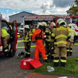 Feuerwehrleute legen einen Spezialanzug an.