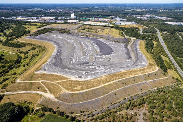Die Hürfeldhalde aus der Luft, im Hintergrund das Industriegebiet Dorsten-Ost