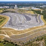 Die Hürfeldhalde aus der Luft, im Hintergrund das Industriegebiet Dorsten-Ost