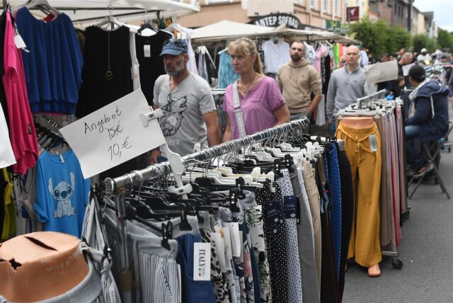 Besucher gehen am verkaufsoffenen Sonntag über die Lange Straße in Castrop-Rauxel-Habinghorst.