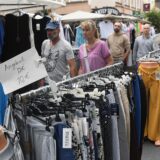 Besucher gehen am verkaufsoffenen Sonntag über die Lange Straße in Castrop-Rauxel-Habinghorst.