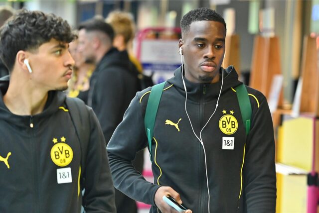 Jamie Gittens schaut zur Seite.