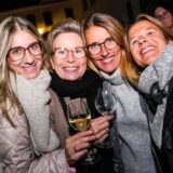 Bei Getränken, Speisen und musikalischer Unterhaltung ließen es sich die zahlreichen Besucherinnen und Besucher des Abendmarktes gut gehen.