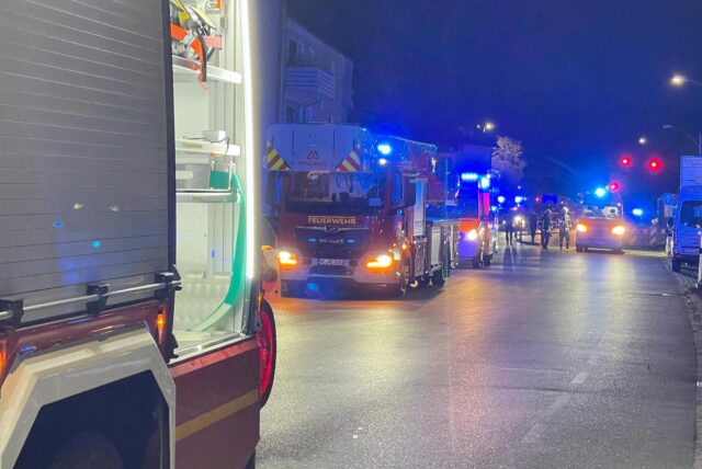 Auf der Storcksmährstraße in Herten-Westerholt stehen ein paar Einsatzfahrzeuge der Feuerwehr.