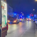 Auf der Storcksmährstraße in Herten-Westerholt stehen ein paar Einsatzfahrzeuge der Feuerwehr.