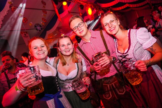 Sänger und DSDS-Sieger Pietro Lombardi sowie die Band „Volles Brett“ sorgten jetzt für tolle Stimmung beim Oktoberfest im Festzelt auf dem Saatbruch-Gelände.