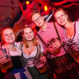 Sänger und DSDS-Sieger Pietro Lombardi sowie die Band „Volles Brett“ sorgten jetzt für tolle Stimmung beim Oktoberfest im Festzelt auf dem Saatbruch-Gelände.