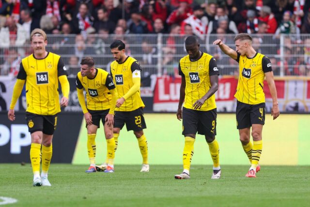 Die BVB-Spieler gehen enttäuscht Richtung Mittellinie.