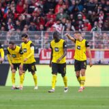 Die BVB-Spieler gehen enttäuscht Richtung Mittellinie.