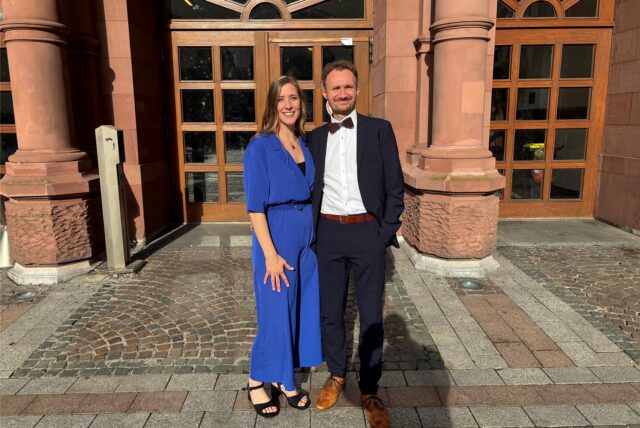 Anna und Lukas Groterhorst vor dem Dortmunder Standesamt.