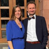 Anna und Lukas Groterhorst vor dem Dortmunder Standesamt.