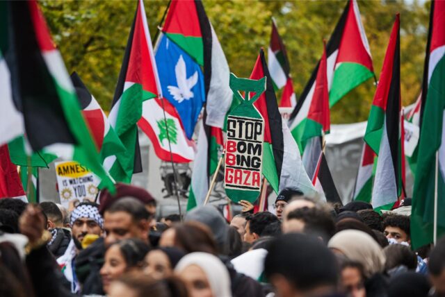 Eine propalästinensische Demonstration findet anlässlich des ersten Jahrestages des Überfalls der Hamas auf Israel auf dem Platz der Luftbrücke statt.