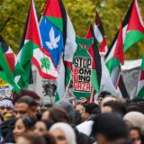 Eine propalästinensische Demonstration findet anlässlich des ersten Jahrestages des Überfalls der Hamas auf Israel auf dem Platz der Luftbrücke statt.
