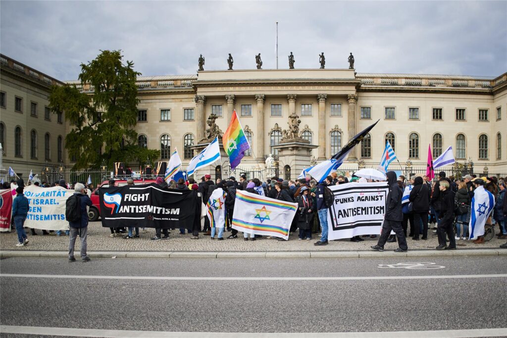 Eine proisraelische Demonstration findet anlässlich des ersten Jahrestages des Überfalls der Hamas auf Israel vor der Humboldt-Universität statt. Eine proisraelische Demonstration findet anlässlich des ersten Jahrestages des Überfalls der Hamas auf Israel vor der Humboldt-Universität statt.