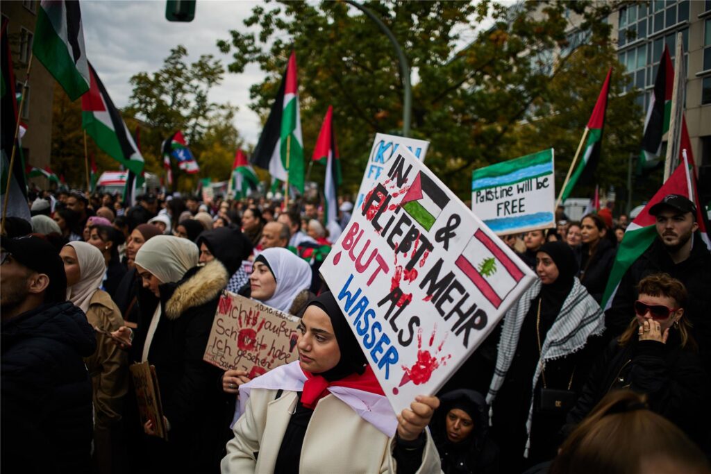Eine propalästinensische Demonstration findet anlässlich des ersten Jahrestages des Überfalls der Hamas auf Israel auf dem Platz der Luftbrücke statt. Eine propalästinensische Demonstration findet anlässlich des ersten Jahrestages des Überfalls der Hamas auf Israel auf dem Platz der Luftbrücke statt.