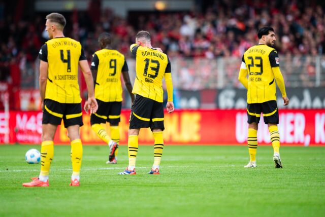 Die BVB-Spieler stehen auf dem Rasen.