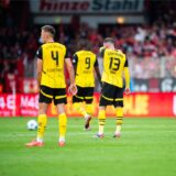 Die BVB-Spieler stehen auf dem Rasen.