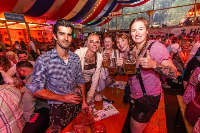 Besucher feiern beim Dortmunder Oktoberfest 2024.