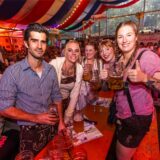 Besucher feiern beim Dortmunder Oktoberfest 2024.