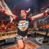 Sänger Lorenz Büffel bei seinem Auftritt beim Dortmunder Oktoberfest 2024.