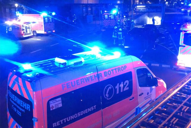 35 Einsatzkräfte und zwei Notärzte waren nach dem Unfall in Bottrop vor Ort.