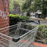 Ein Einkaufswagen vom Supermarkt Kaufland steht in der Castroper Altstadt.